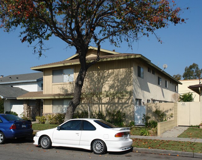 4291-4297 Green Ave in Los Alamitos, CA - Foto de edificio - Building Photo