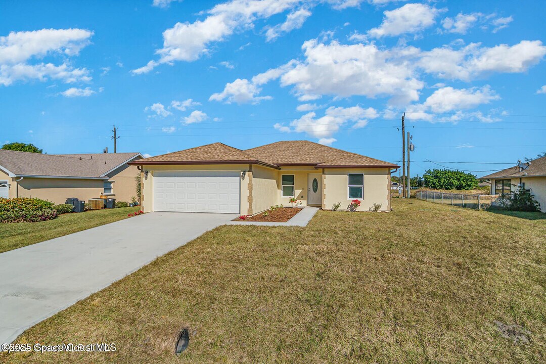 1837 Ardmore St NE in Palm Bay, FL - Foto de edificio