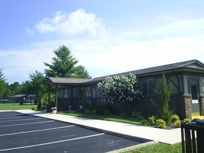 Continental Apartments in Tullahoma, TN - Building Photo - Building Photo