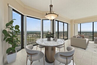 3350 McCue Rd in Houston, TX - Building Photo - Building Photo