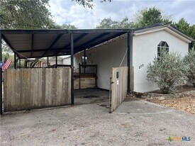 222 Buckhorn Dr in Canyon Lake, TX - Building Photo