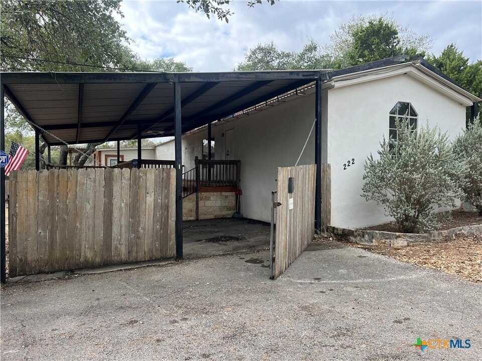 222 Buckhorn Dr in Canyon Lake, TX - Building Photo