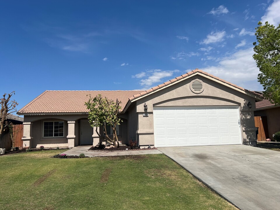 3908 White Sands Dr in Bakersfield, CA - Building Photo