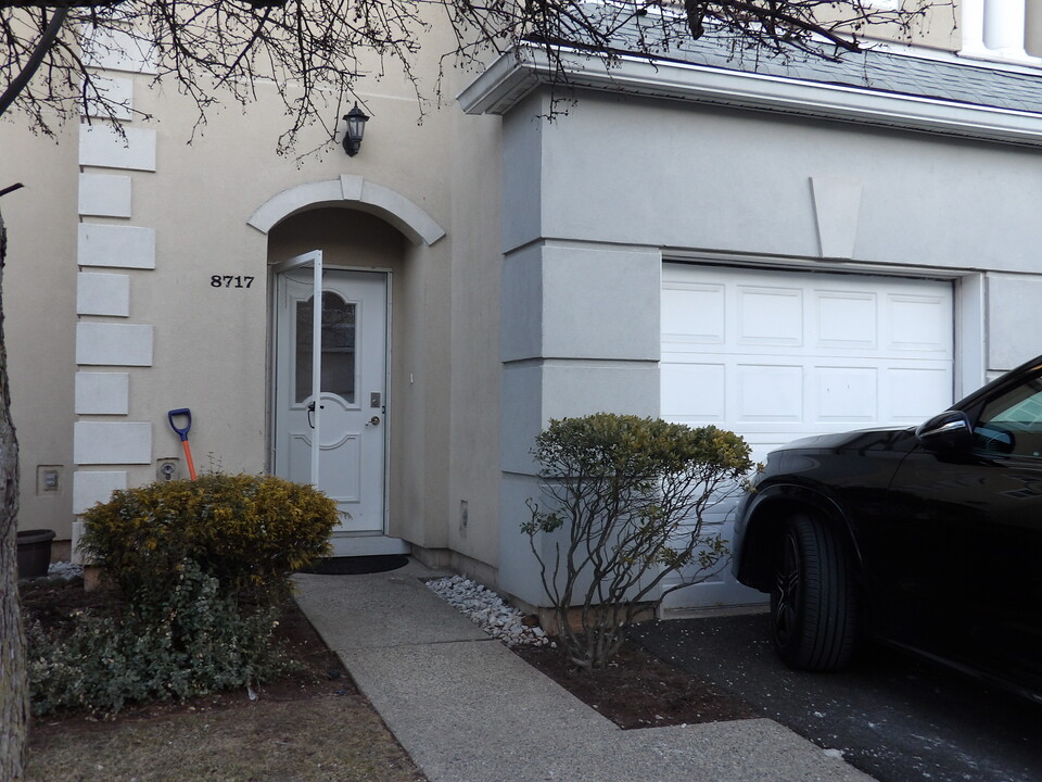 8717 Brittany Dr in Wayne, NJ - Foto de edificio
