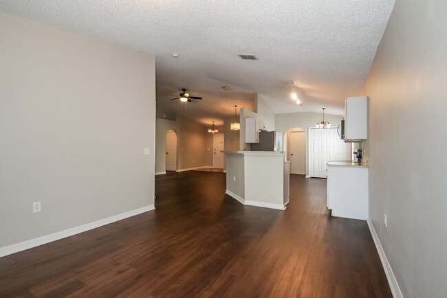 12930 Kings Lake Dr in Gibsonton, FL - Foto de edificio - Building Photo