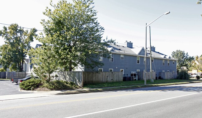 104 Ocean Villas Way in Virginia Beach, VA - Foto de edificio - Building Photo