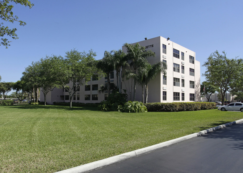 Federation Gardens in Miami, FL - Building Photo