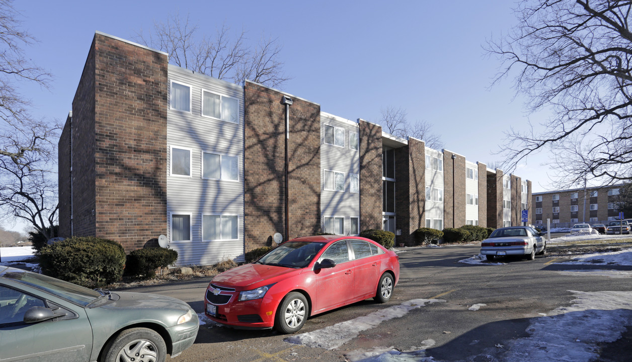 Greenbriar Apartments in Peoria, IL - Building Photo