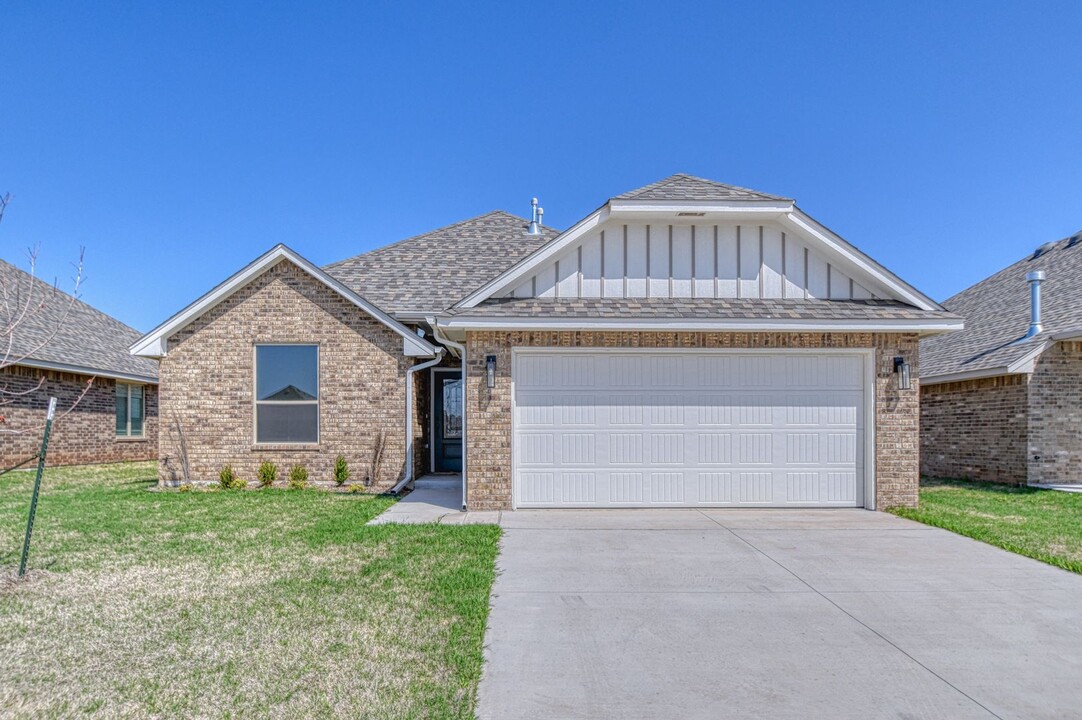 9317 Northwest 142nd Street in Yukon, OK - Building Photo
