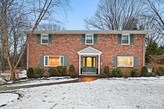 11 Orchard Cir in Suffern, NY - Building Photo - Building Photo