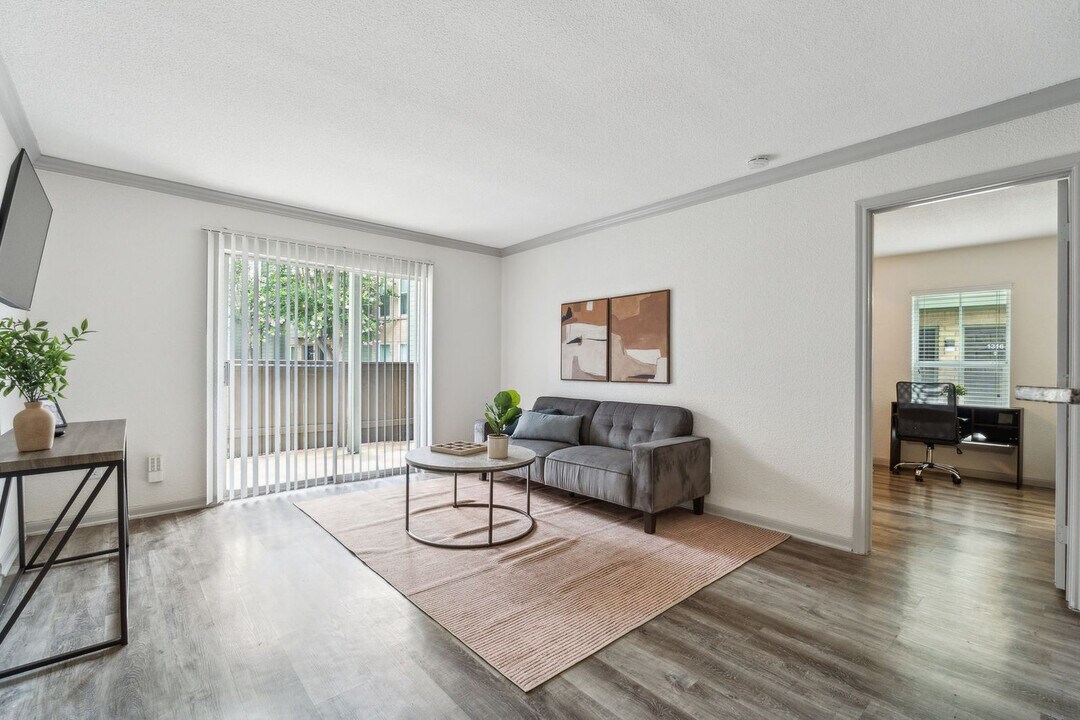 10225 Bissonnet St in Houston, TX - Building Photo