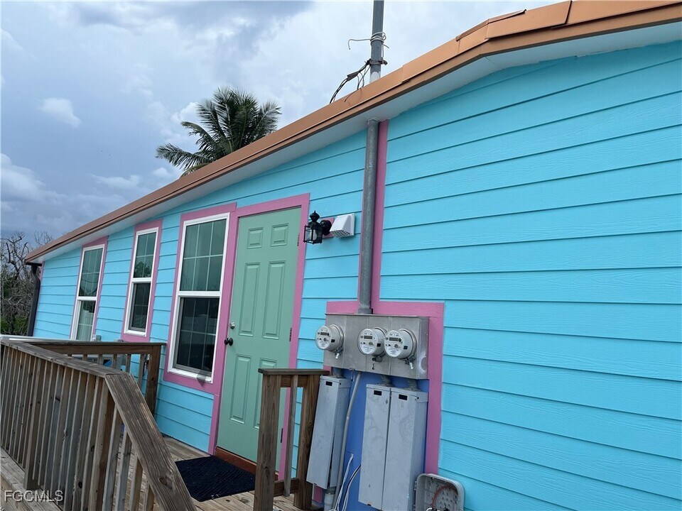 4874 Pine Island Rd in Matlacha, FL - Building Photo