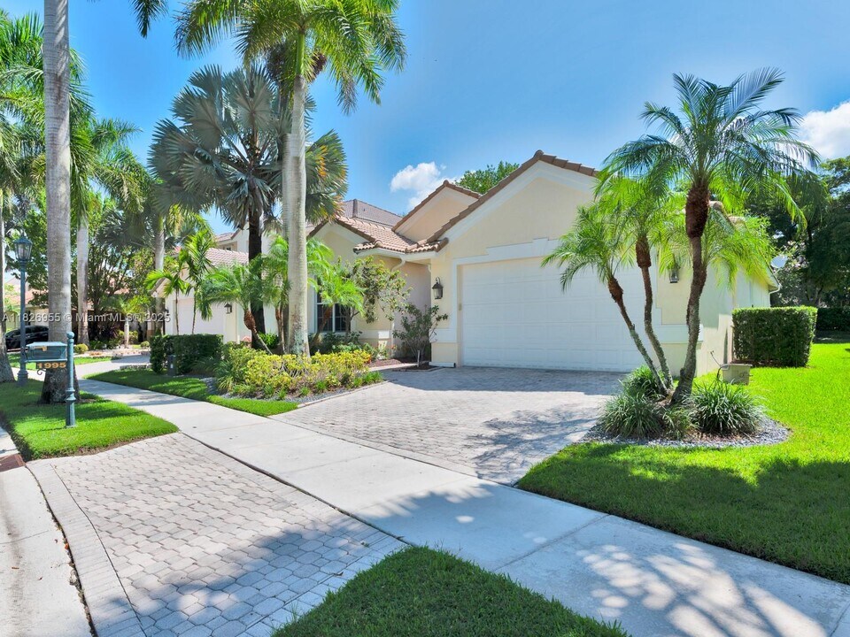 1995 Harbor View Cir in Weston, FL - Building Photo