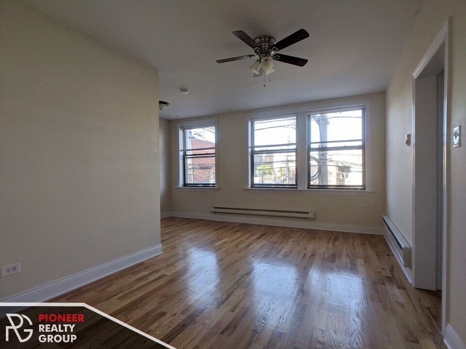 812 W Diversey Pky in Chicago, IL - Building Photo