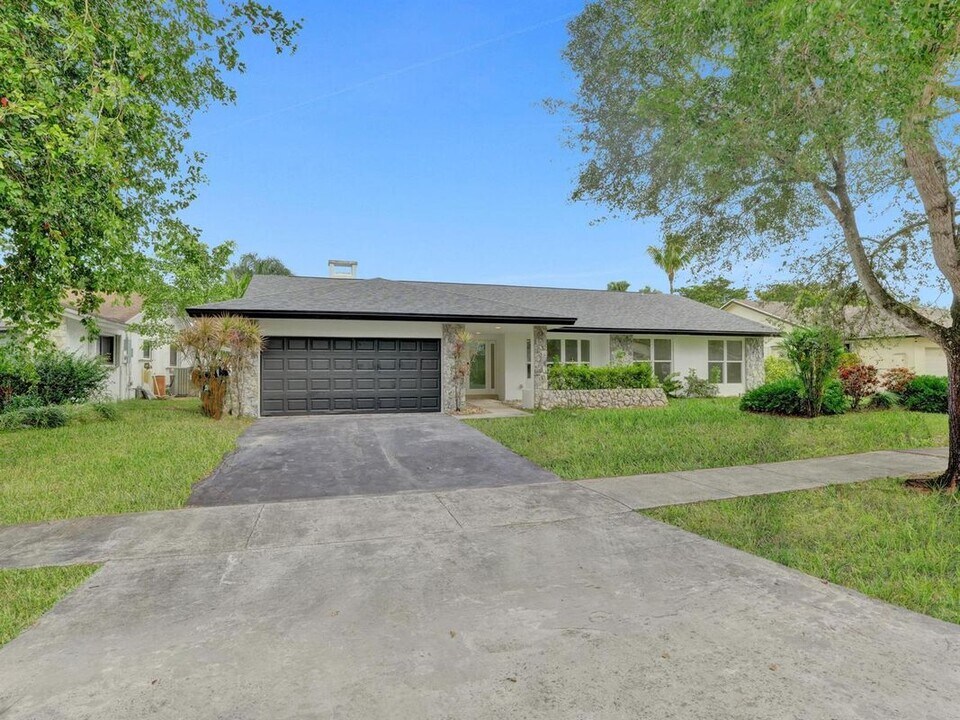 11801 S Island Rd in Hollywood, FL - Building Photo