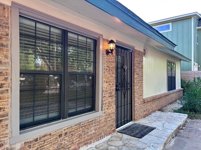 6200 Palm Cir in Austin, TX - Building Photo - Building Photo