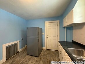 82 Rockland St, Unit 2 in Boston, MA - Foto de edificio - Building Photo