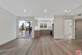 10918 Camarillo St in Los Angeles, CA - Foto de edificio - Building Photo
