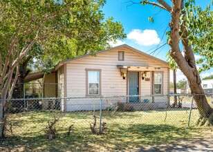 834 Frank Ave in San Antonio, TX - Building Photo - Building Photo