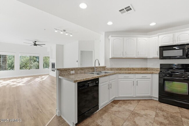 5350 E Deer Valley Dr in Phoenix, AZ - Building Photo - Building Photo