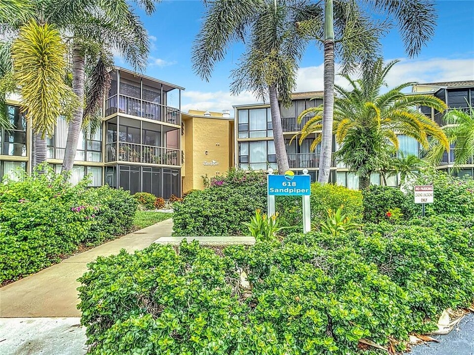 618 Bird Bay Dr S in Venice, FL - Building Photo