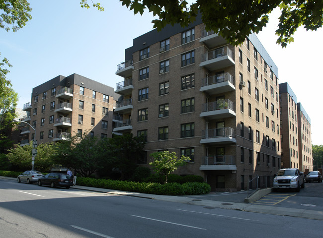 Bradford House in White Plains, NY - Building Photo - Building Photo