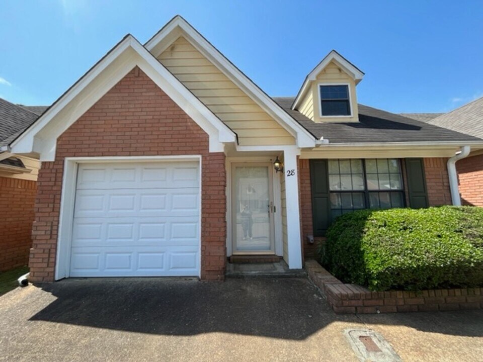 1990 McIngvale Rd in Hernando, MS - Building Photo