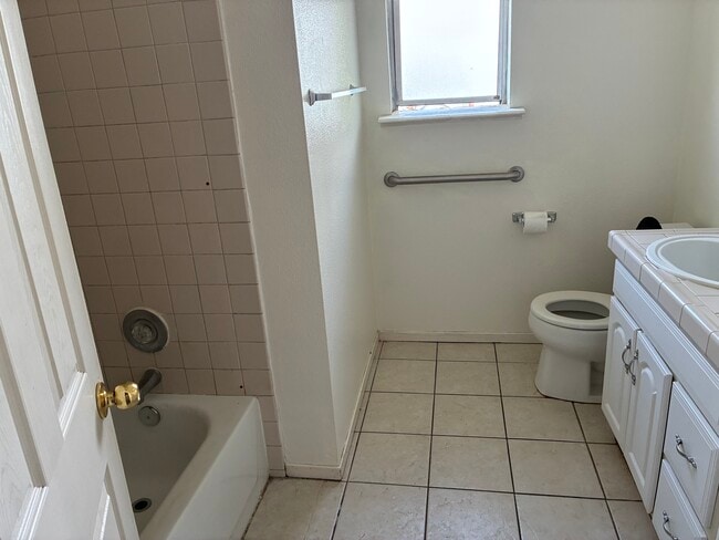 1133 E Divisadero St, Unit Apartment in Fresno, CA - Building Photo - Building Photo