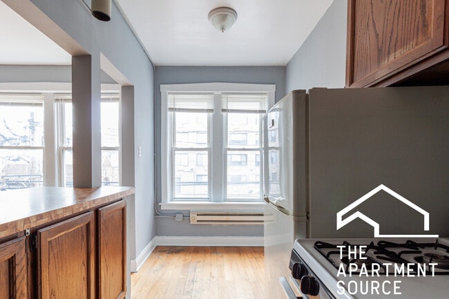 511 W Melrose St, Unit 316 in Chicago, IL - Foto de edificio - Building Photo