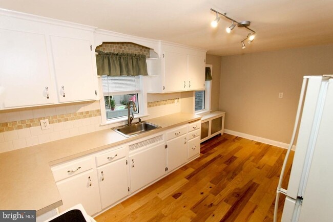 319 W Cir in Bristol, PA - Building Photo - Building Photo