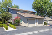 Nees Park Villas in Fresno, CA - Foto de edificio - Building Photo