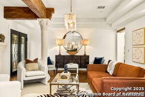 417 E Hildebrand Ave in San Antonio, TX - Building Photo - Building Photo