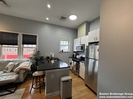 195 W 3rd St, Unit 5 in Boston, MA - Building Photo