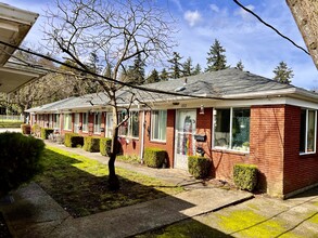 Queen's Court Apartments in Portland, OR - Building Photo - Building Photo