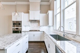 9507 London Bridge Station in Houston, TX - Building Photo