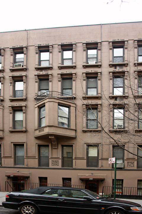 132 W 71st St in New York, NY - Building Photo