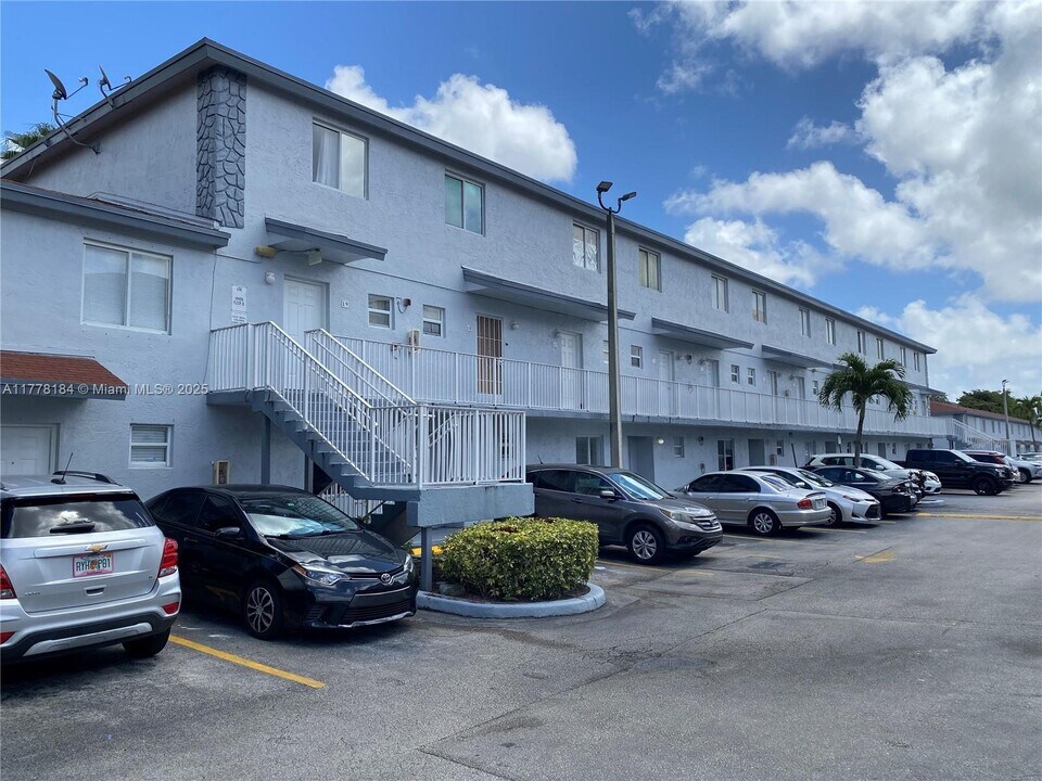 8027 NW 8th St in Miami, FL - Building Photo