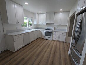 613 Illinois Ct, Unit 2 in El Segundo, CA - Foto de edificio - Building Photo