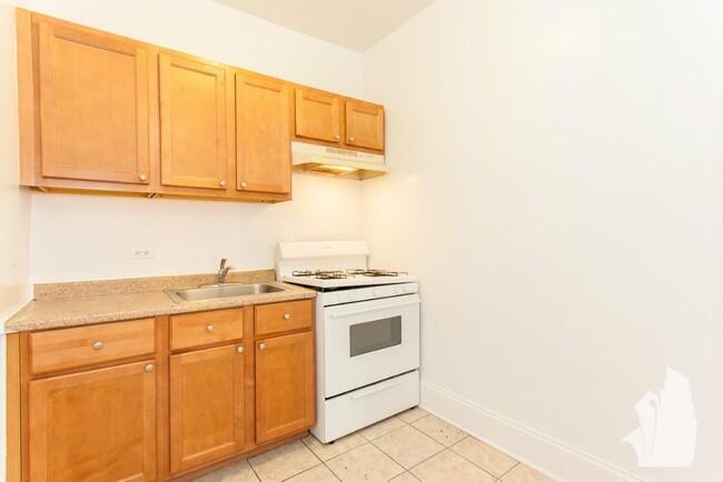 2704 N Sawyer Ave, Unit 306 in Chicago, IL - Building Photo - Building Photo