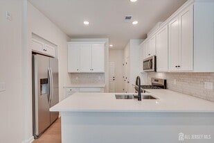 317 Sadie Cir in New Brunswick, NJ - Building Photo