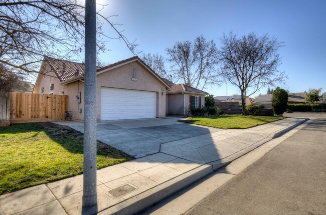 5149 W Celeste Ave in Fresno, CA - Building Photo - Building Photo