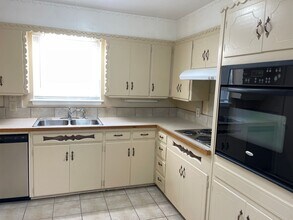 2304 N Wheeler Ave in Bethany, OK - Building Photo - Building Photo