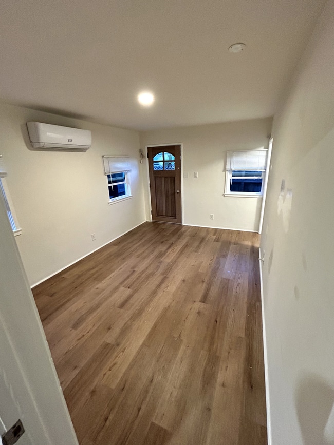 property at 724 Crestmoore Pl