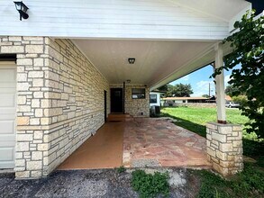 101 Lake Breeze Dr in Buchanan Dam, TX - Building Photo - Building Photo