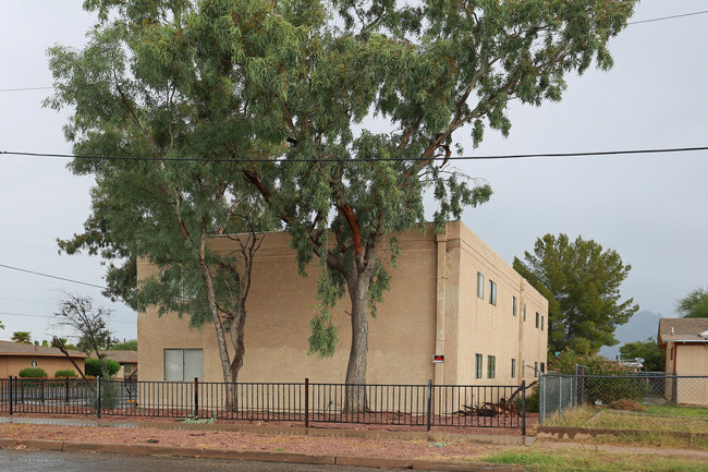 1202 N Catalina Ave in Tucson, AZ - Foto de edificio - Building Photo