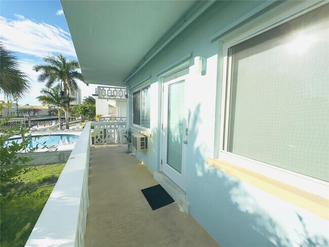 455 Golden Isles Dr in Hallandale Beach, FL - Building Photo - Building Photo