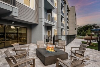 Element Apartments at Celebration Pointe in Gainesville, FL - Foto de edificio - Building Photo