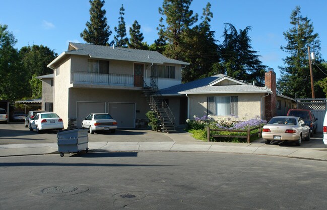 10366 Greenwood Ct in Cupertino, CA - Foto de edificio - Building Photo