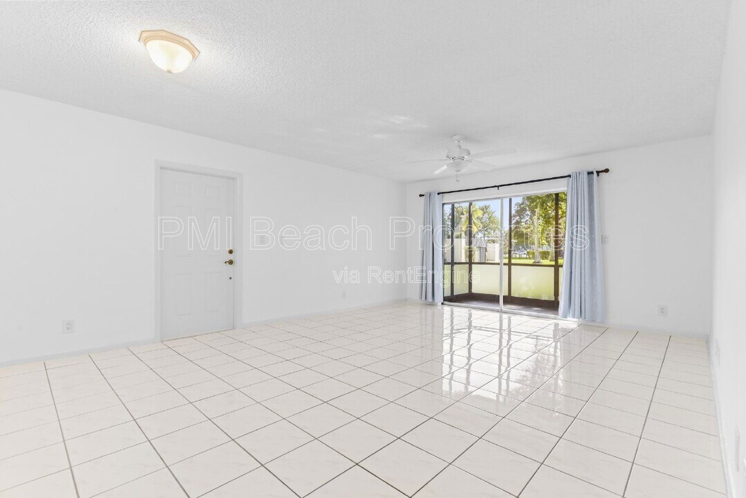345 W Laurel Dr in Margate, FL - Building Photo