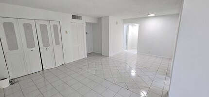 16919 N Bay Rd, Unit 421 in Sunny Isles Beach, FL - Building Photo - Building Photo